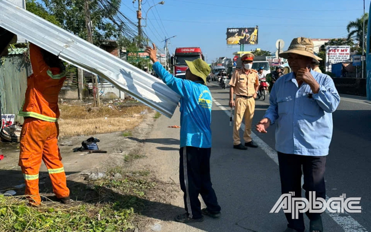 Tháo dỡ vật kiến trúc lấn chiếm hành lang an toàn giao thông.