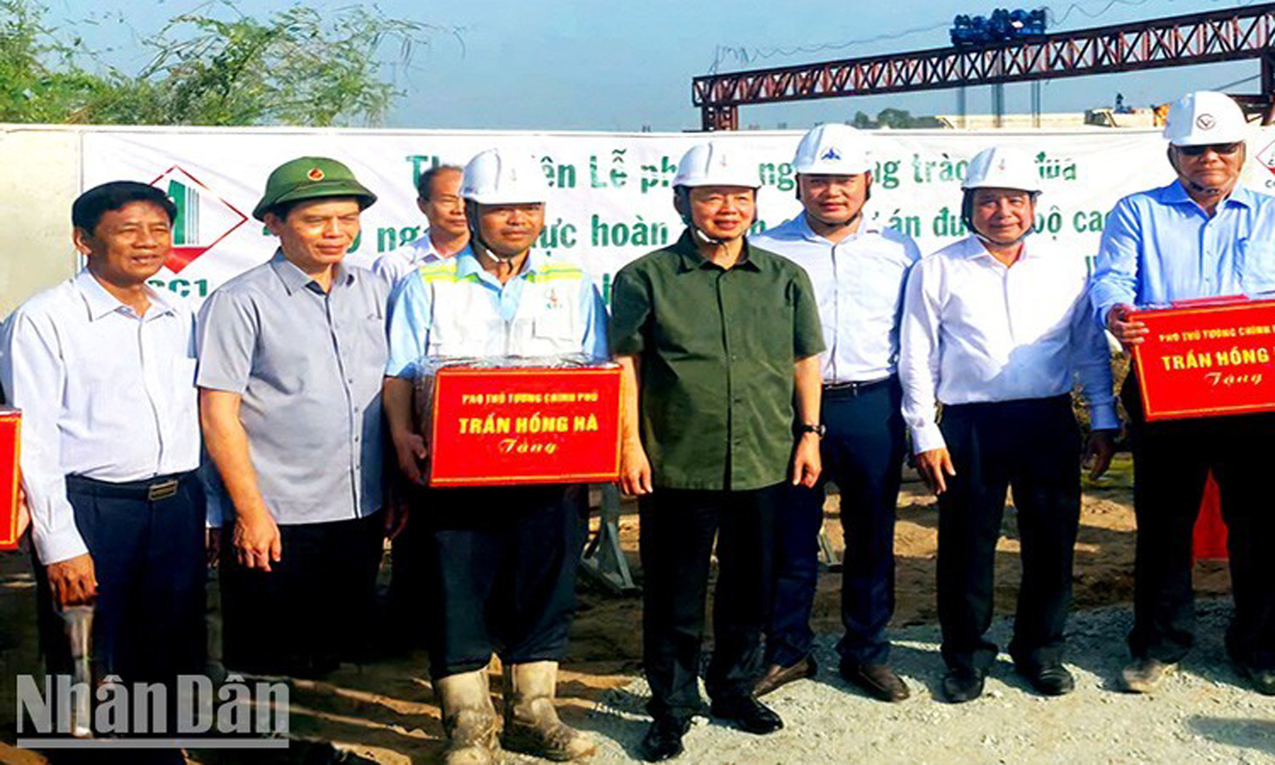 Deputy PM inspects expressway projects in Mekong Delta