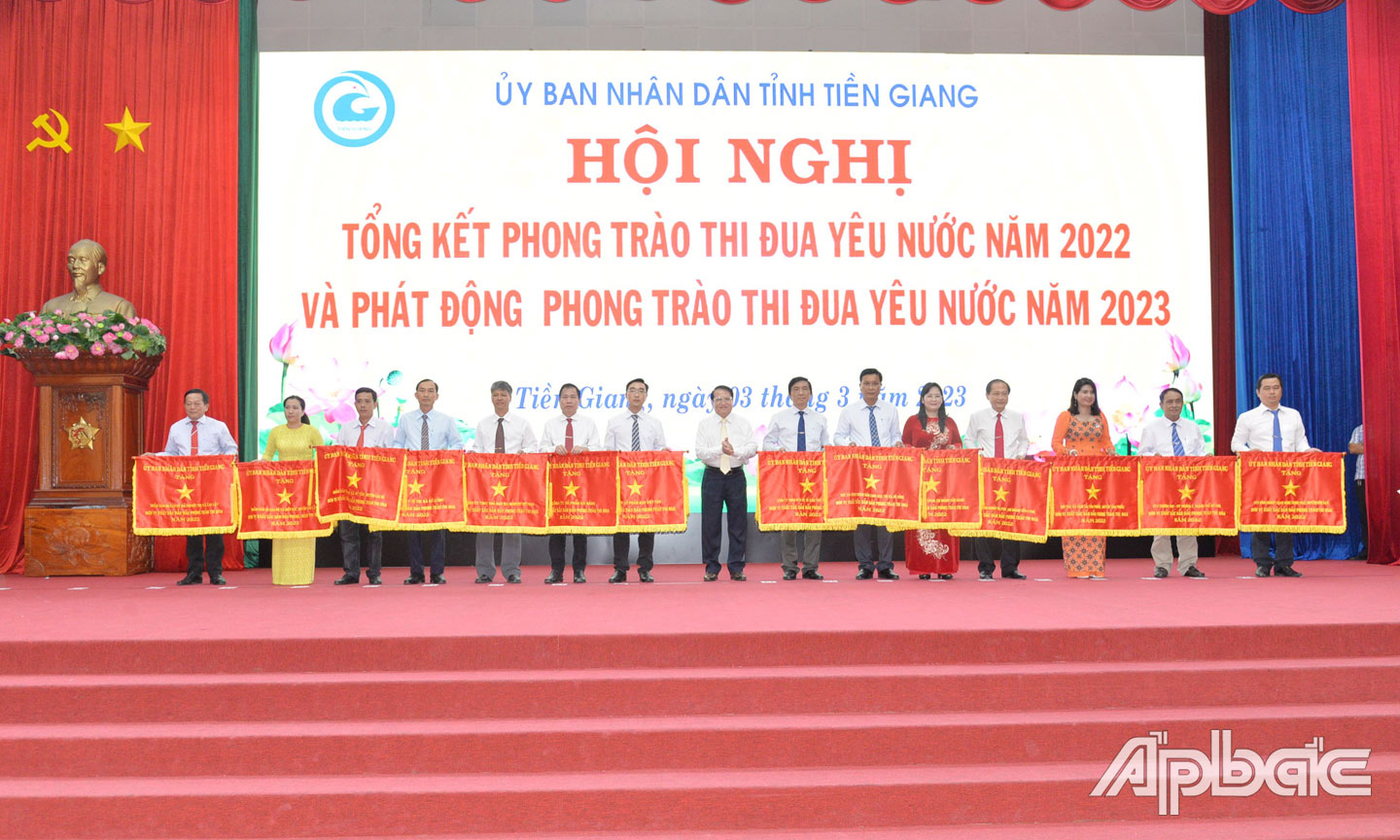 HTX Nông nghiệp sạch Hưng Thịnh Phát (bìa phải) nhận Cờ thi đua của UBND tỉnh Tiền Giang về thành tích dẫn đầu phong trào thi đua.