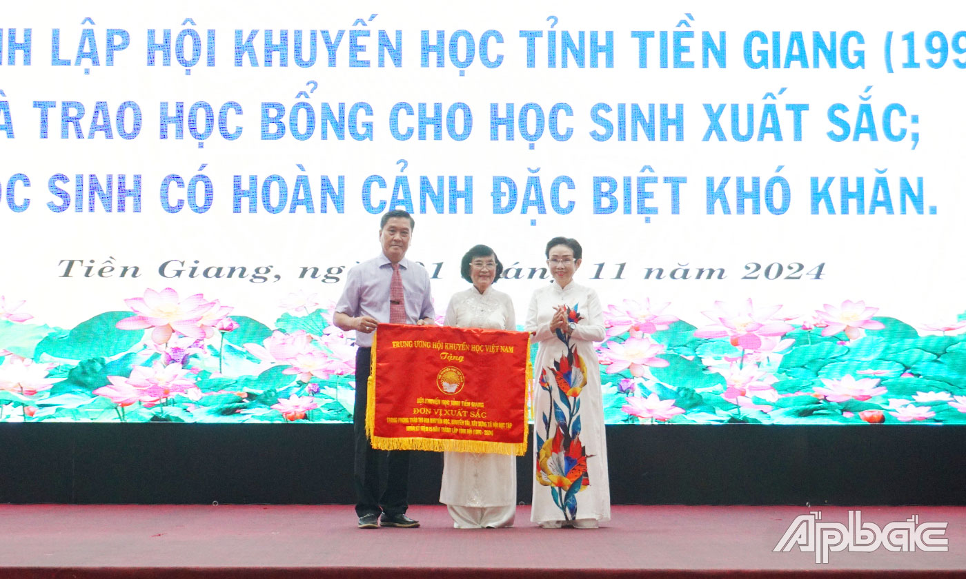 PGS. TS Trương Thị Hiền, Phó Chủ tịch Trung ương Hội Khuyến học Việt Nam trao tặng Cờ thi đua xuất sắc cho Hội Khuyến học tỉnh Tiền Giang 