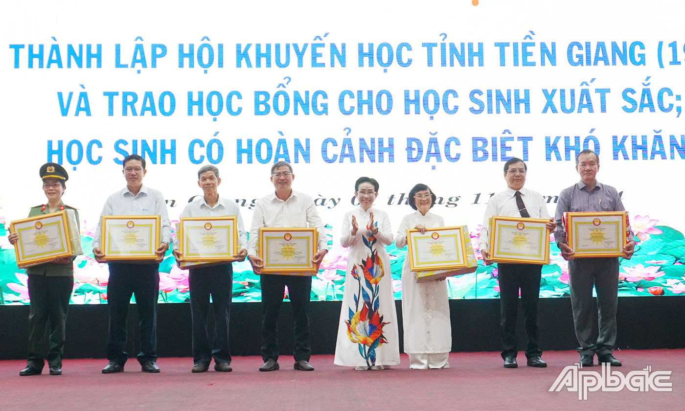 Trao Bằng khen của Trung ương Hội Khuyến học Việt Nam cho các tập thể và cá nhân đã đạt thành tích xuất sắc trong phong trào thi đua khuyến học, khuyến tài, xây dựng xã hội học tập