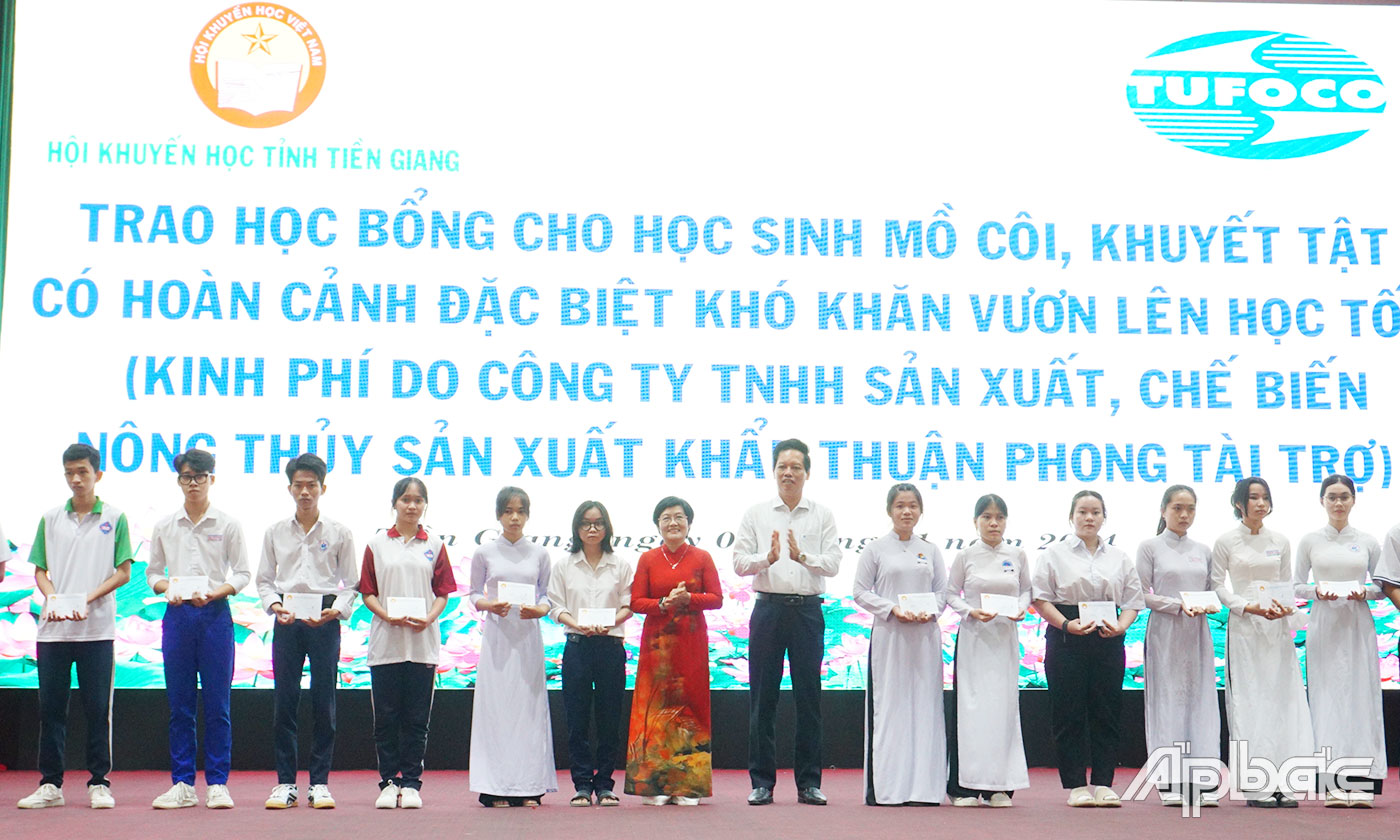 Đại biểu trao học bổng cho các em học sinh xuất sắc và các em có hoàn cảnh khó khăn 