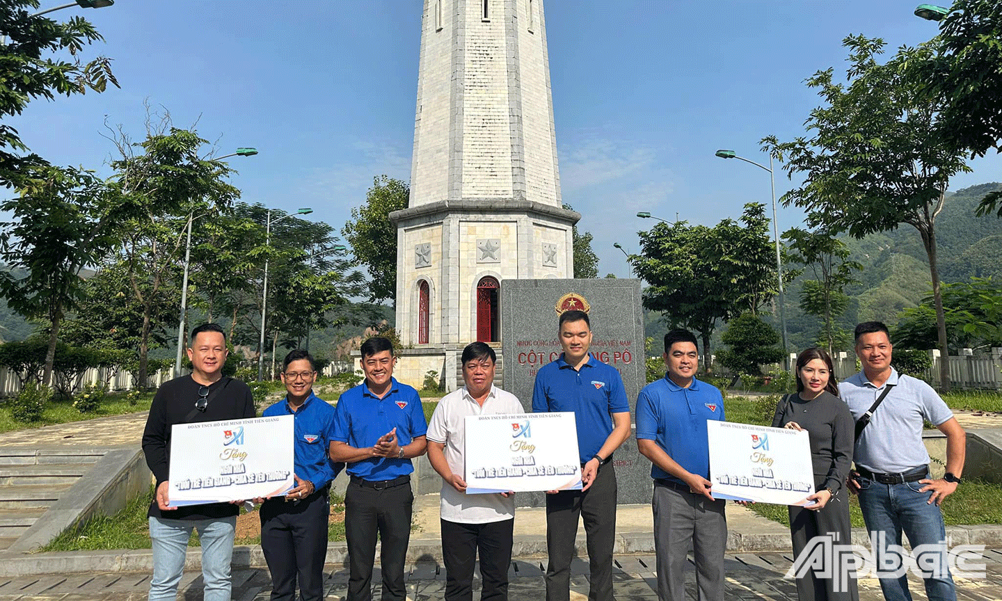 Tỉnh đoàn Tiền Giang trao bảng tượng trưng nhà cho người dân khó khăn