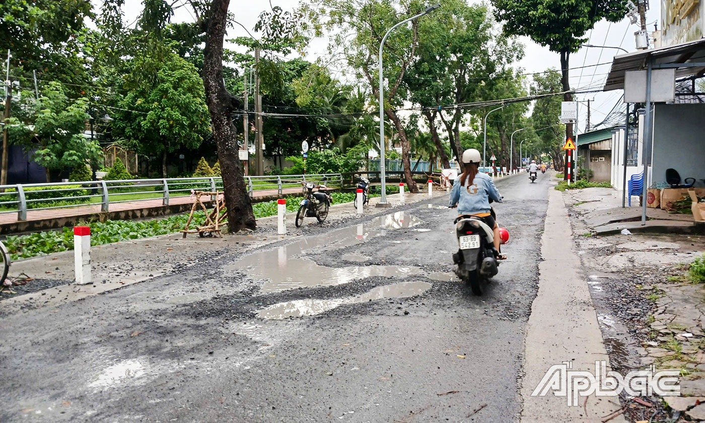 Mưa lớn nước đọng gây khó khăn cho người và phương tiện tham gia giao thông.