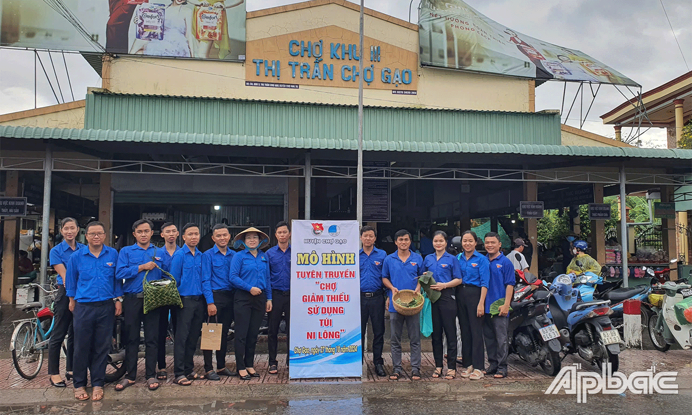 Tuổi trẻ Chợ Gạo tuyên truyền phòng, chống rác thải nhựa tại các chợ.