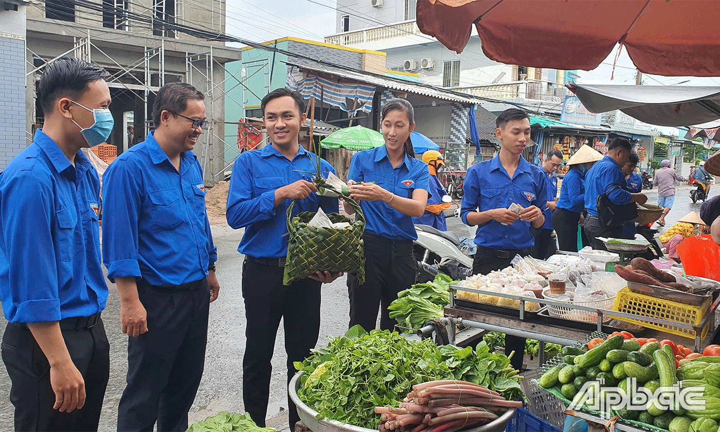 Tuổi trẻ Chợ Gạo tuyên truyền phòng, chống rác thải nhựa tại các chợ.