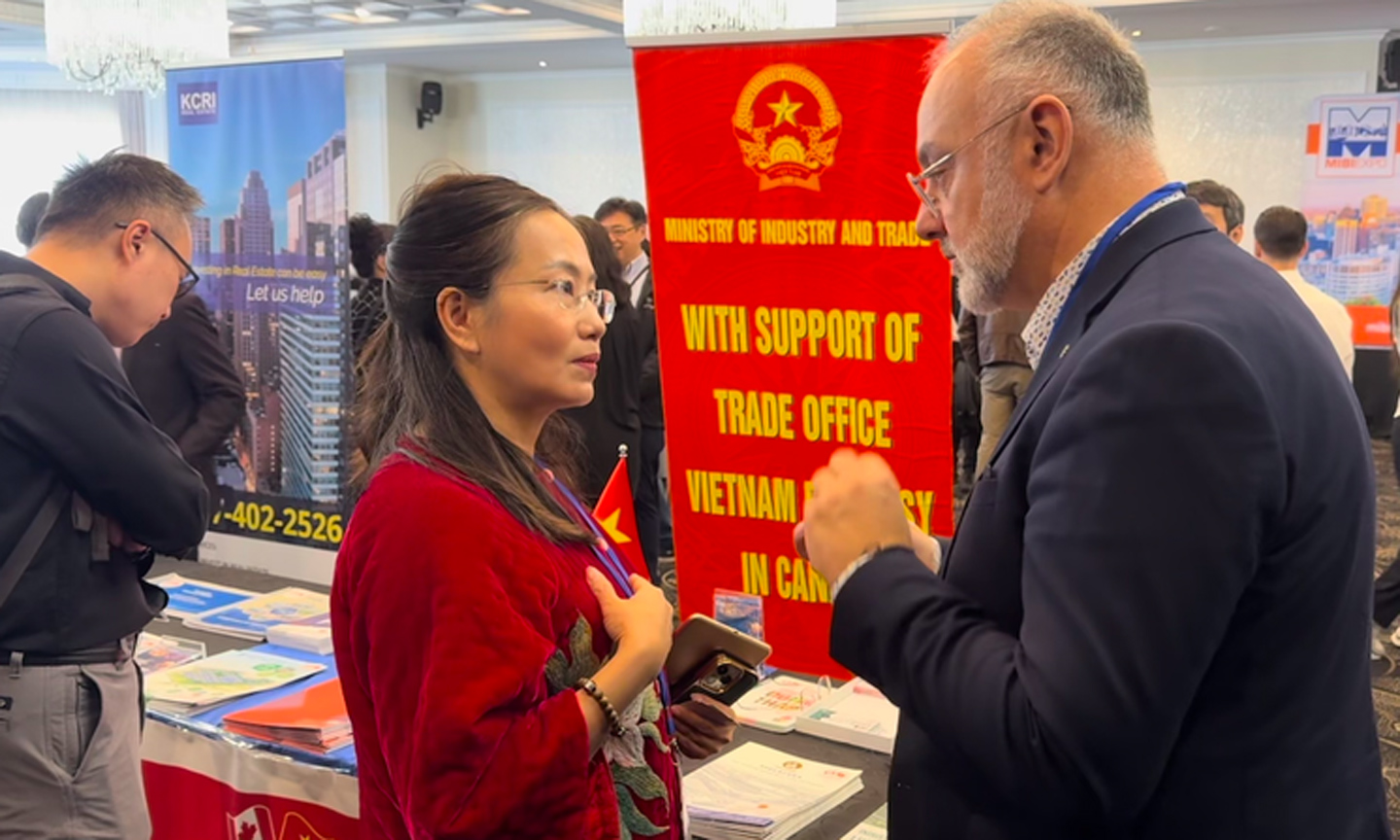 Tran Thu Quynh (left), trade counsellor of Vietnam in Canada, talks to Aref Salem, a Montreal City Councilor for Saint Laurent district, at the 2024 MIBIExpo. (Photo: VNA).