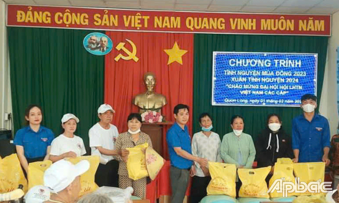 Anh Ngân vận động trao quà cho gia đình khó khăn.