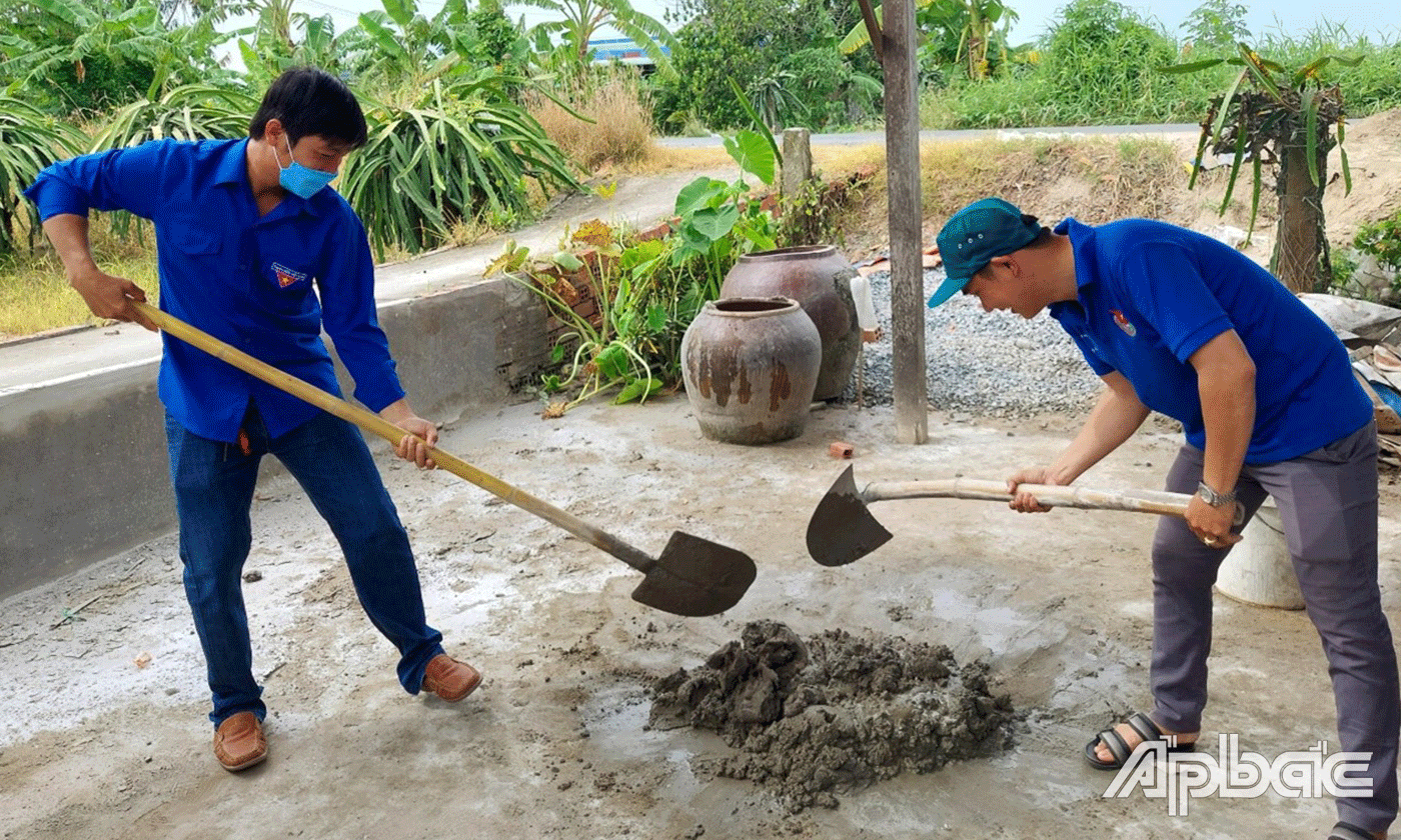 Anh Ngân (bên trái) hỗ trợ xây nhà tình thương.