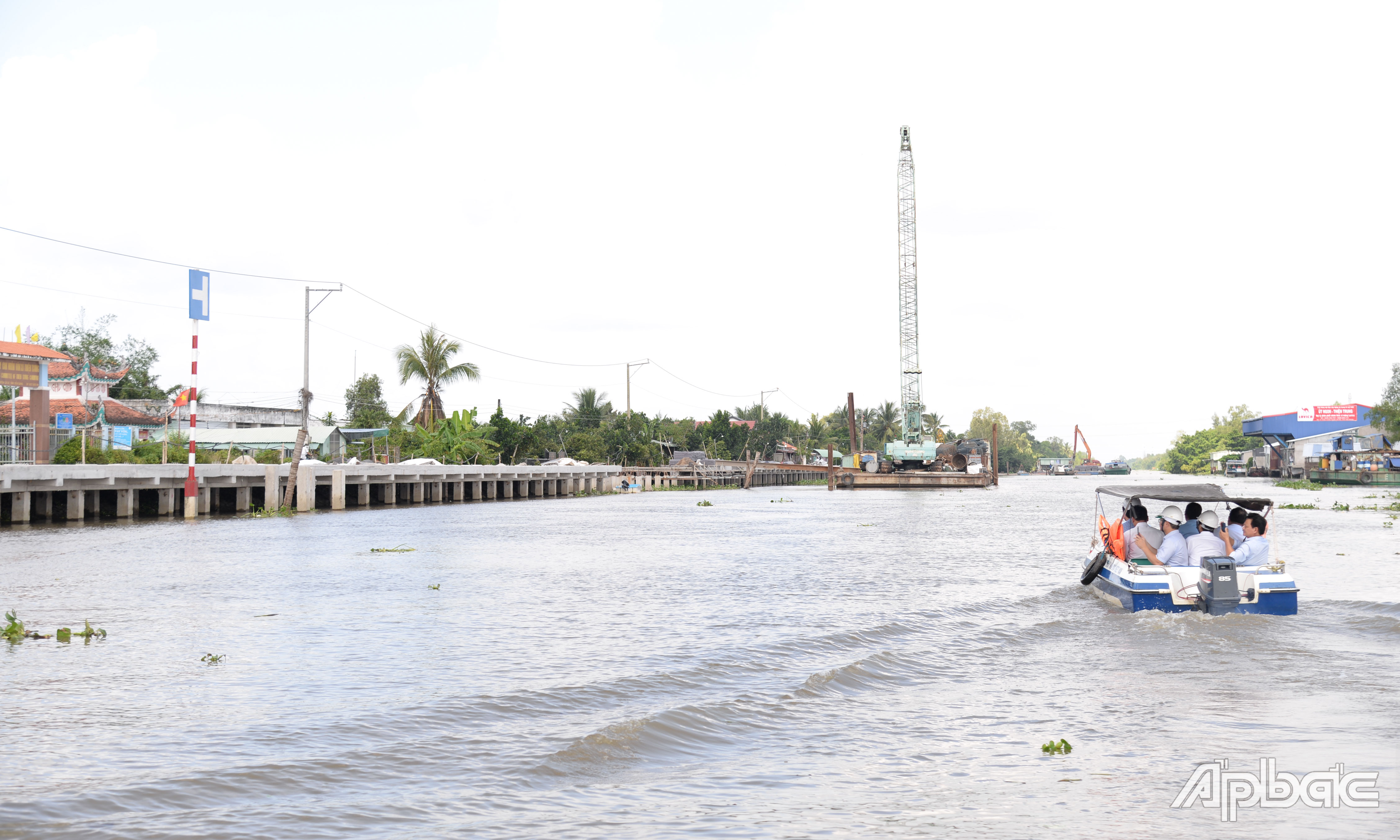 Dự án Xử lý các đoạn sạt lở cấp bách trên sông Cái Bè (kinh 28) dự kiến sẽ về đích trước tiến độ khoảng 1 tháng.