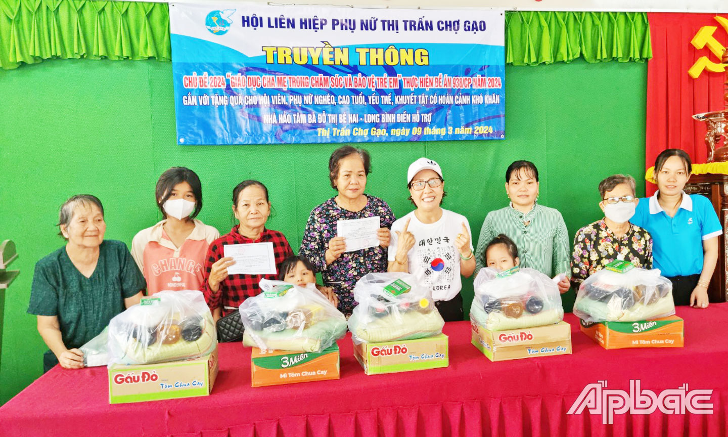 Thị trấn Chợ Gạo thường xuyên quan tâm chăm lo cho hộ nghèo, cận nghèo, các đối tượng yếu thế. 