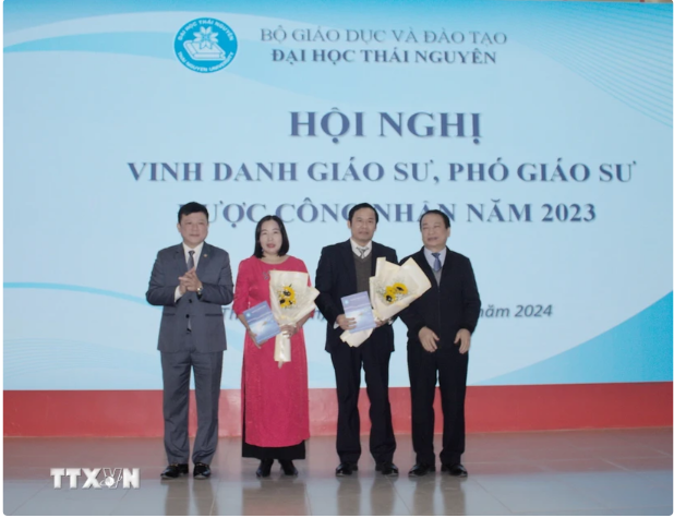 Đại học Thái Nguyên vinh danh 2 nhà giáo được công nhận chức danh Giáo sư năm 2023. (Ảnh: Thu Hằng/TTXVN)