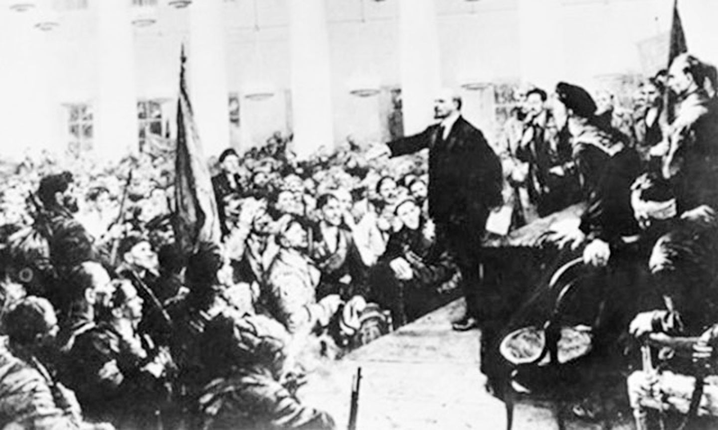 Lãnh tụ Đảng Bôn-sê-vích V.I.Lênin tuyên bố thành lập chính quyền Xô Viết tại Đại hội Xô Viết ngày 7-11-1917 tại Điện Smolny, ngay sau khi chiếm Cung điện Mùa Đông.                                                                   Ảnh: tư liệu