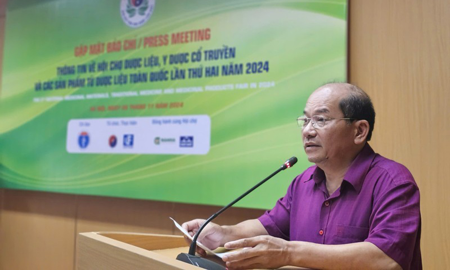 Associate Professor Nguyen The Thinh, director of the Department of Traditional Medicine, speaking at a press briefing.