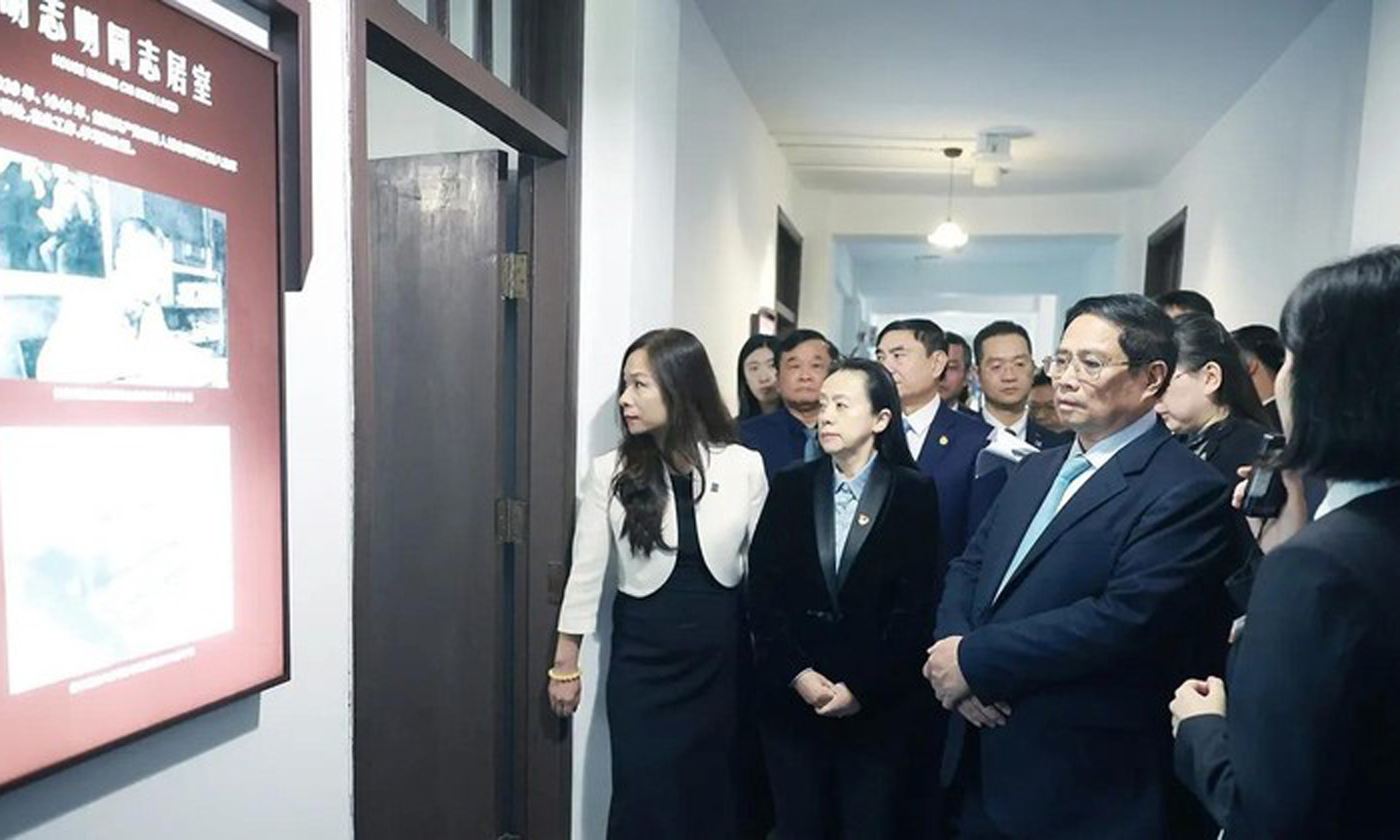 Prime Minister Pham Minh Chinh visits Hongyan historical relic site (Photo: VNA).