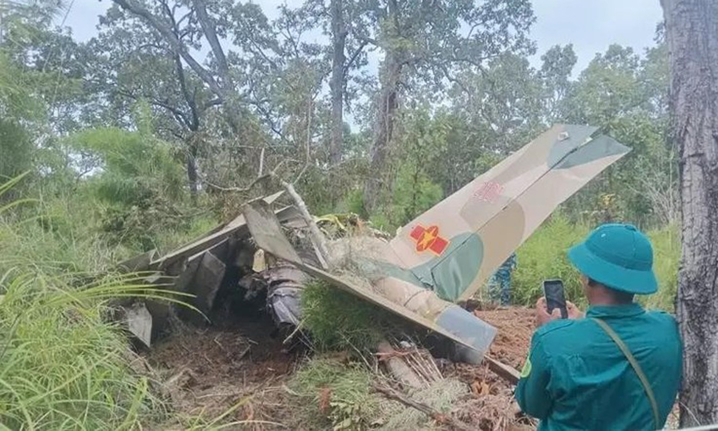 The wreckage of the Yak-130 military aircraft is located at Yok Don National Park, Dak Lak province. (Photo: VNA).