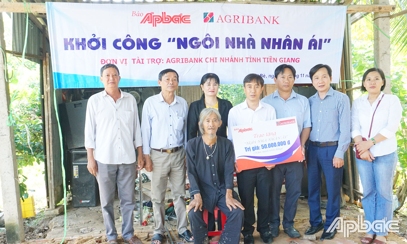 Tổ Từ thiện xã hội Báo Ấp Bắc và Agribank chi nhánh tỉnh Tiền Giang trao Bảng tượng trưng tặng 50 triệu đồng cho ông Võ Văn Luận 