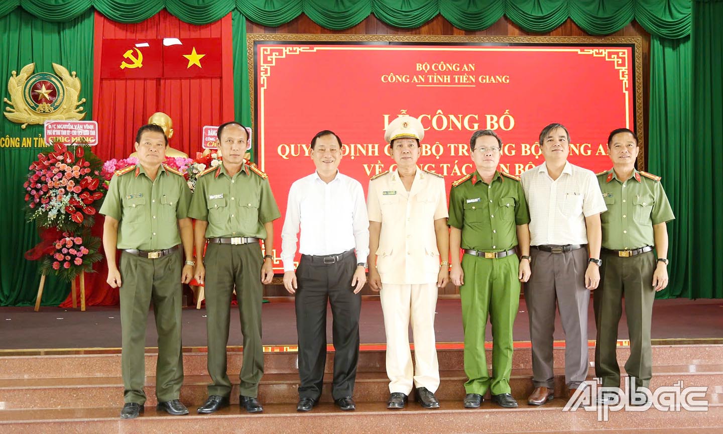 Lãnh đạo UBND tỉnh và Công an tỉnh Tiền Giang chúc mừng.