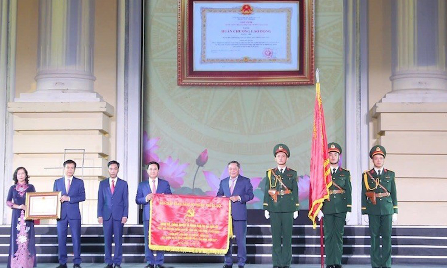 The ceremony to mark the 100th founding anniversary of Son Tay Town.