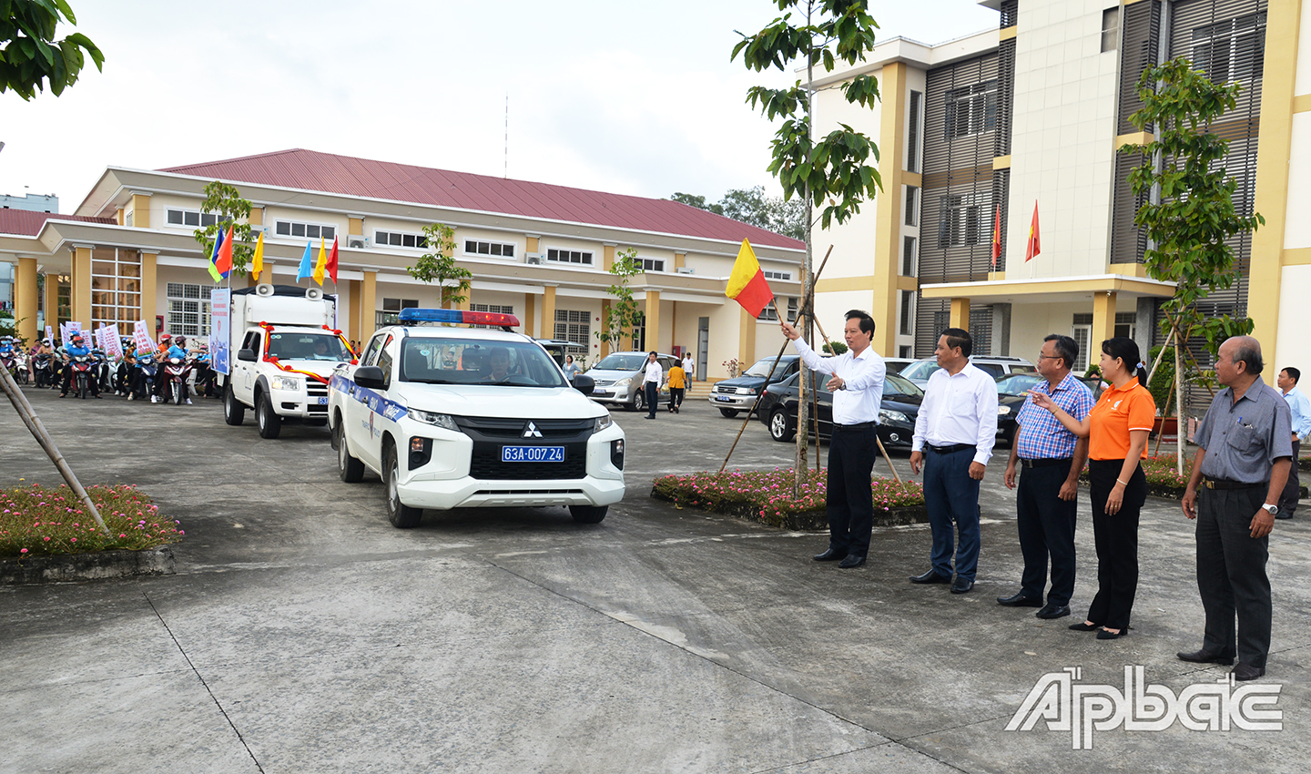 Đoàn xe diễu hành kêu gọi, tạo sự quan tâm của cộng đồng đối với công tác bình đẳng giới.