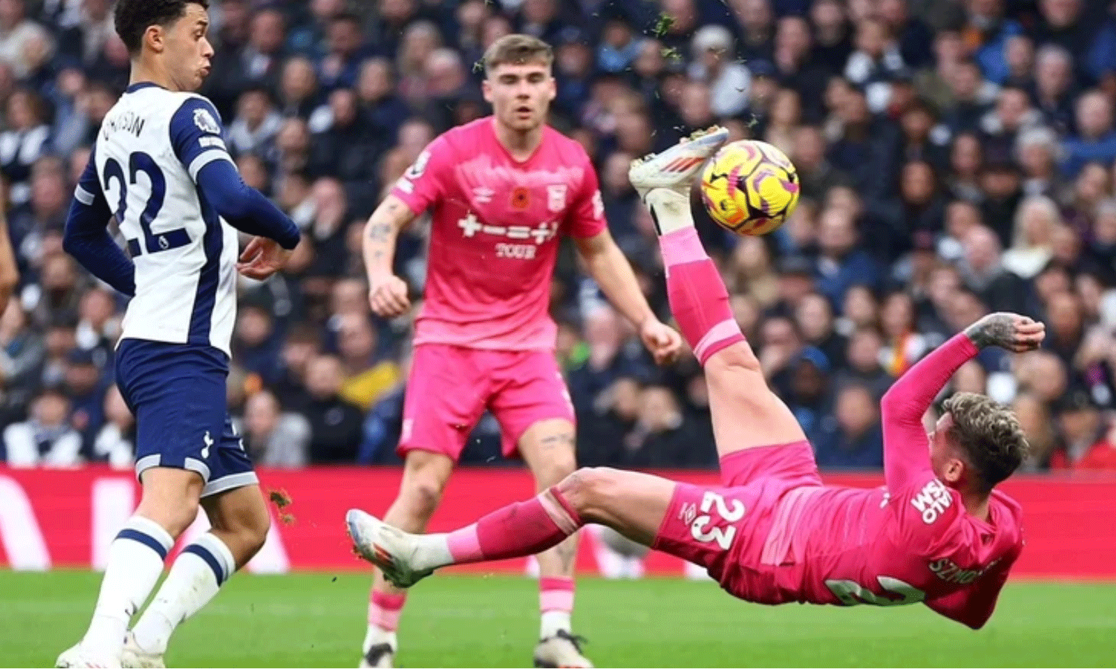 Szmodics ghi bàn thắng vào lưới Spurs. (Ảnh: Getty)