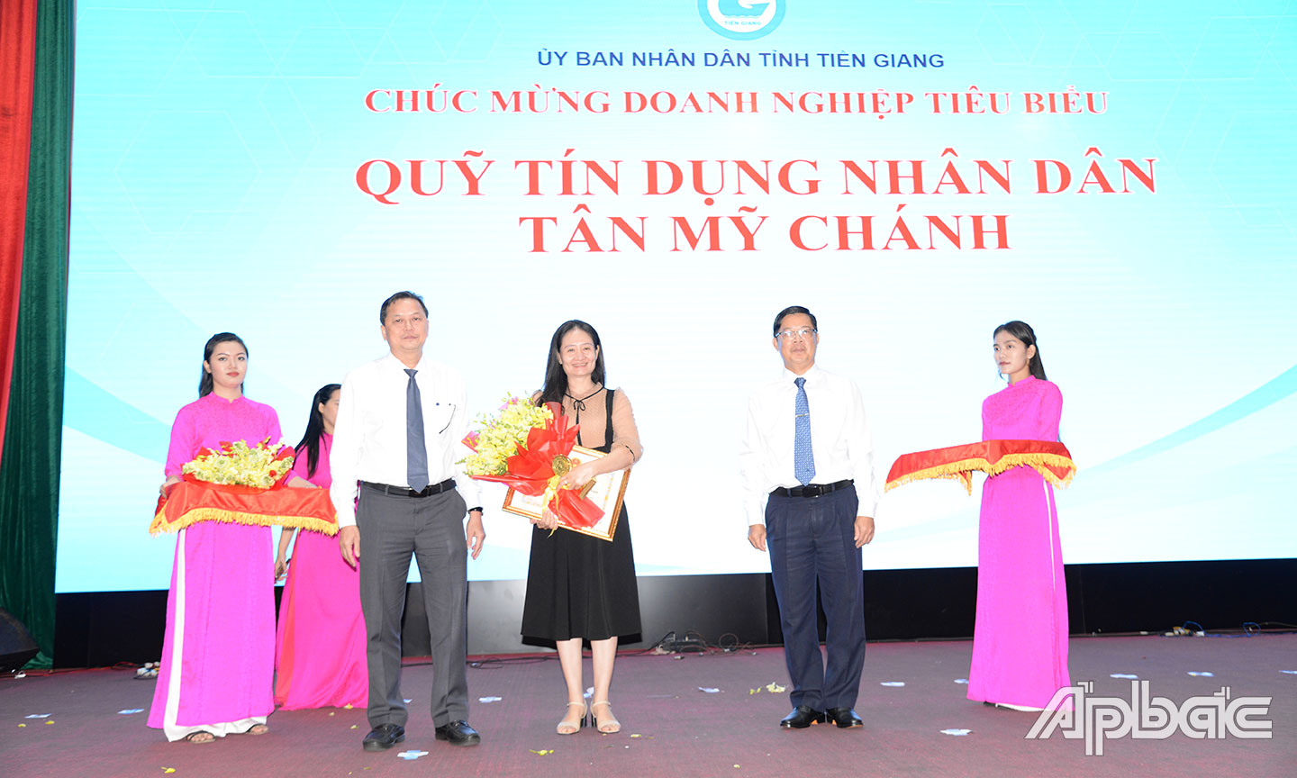 QTDND Tân Mỹ Chánh đón nhận Bằng chứng nhận danh hiệu “Doanh nghiệp hoạt động sản xuất, kinh doanh tiêu biểu trên địa bàn tỉnh Tiền Giang” năm 2024.