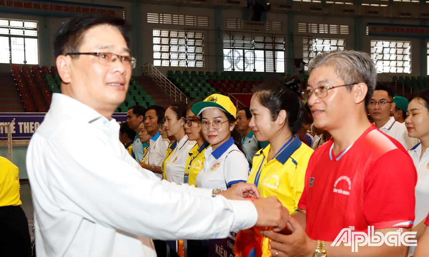  Ông Nguyễn Văn Buội, Phó Giám đốc Sở NN&PTNT tỉnh Bến tre tặng cờ lưu niệm cho các đoàn VĐV.