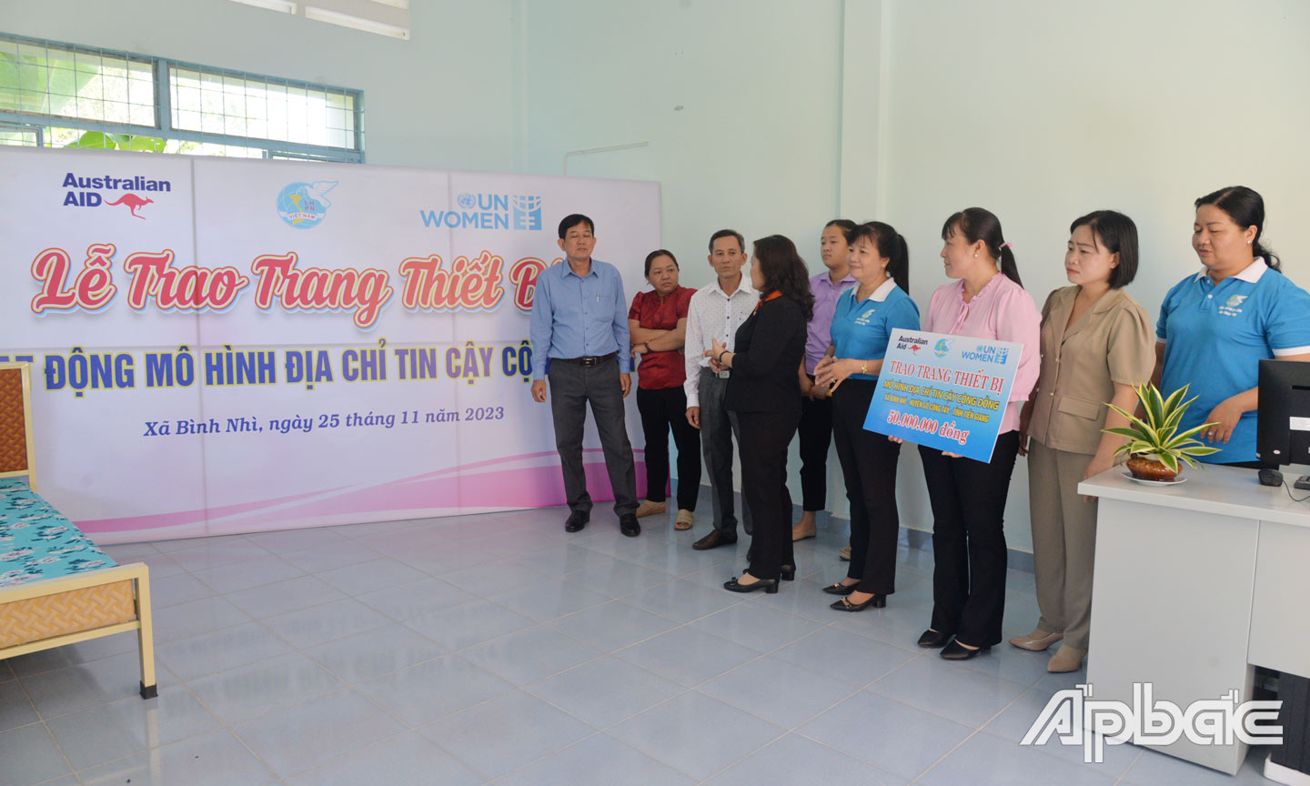 Trao hỗ trợ trang thiết bị hoạt động mô hình “ĐCTCCĐ” của xã Bình Nhì, huyện Gò Công Tây. 