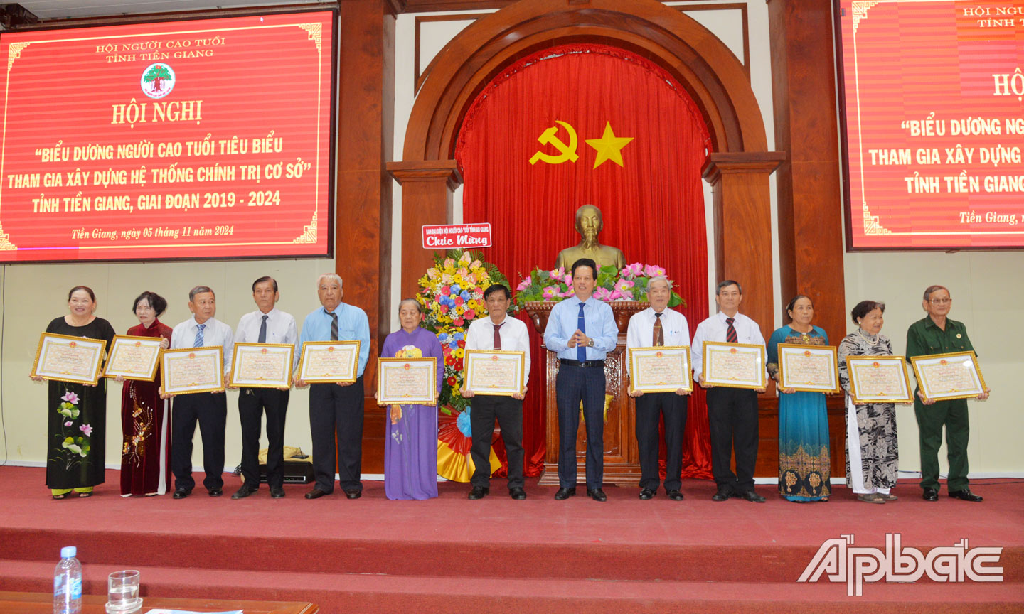 Đồng chí Nguyễn Thành Diệu trao Bằng khen của UBND tỉnh cho 12 NCT tiêu biểu cấp Trung ương.