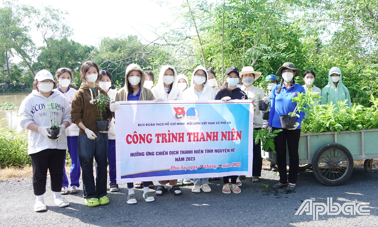 Ra quân bảo vệ môi trường tại xã Phú An, huyện Cai Lậy.
