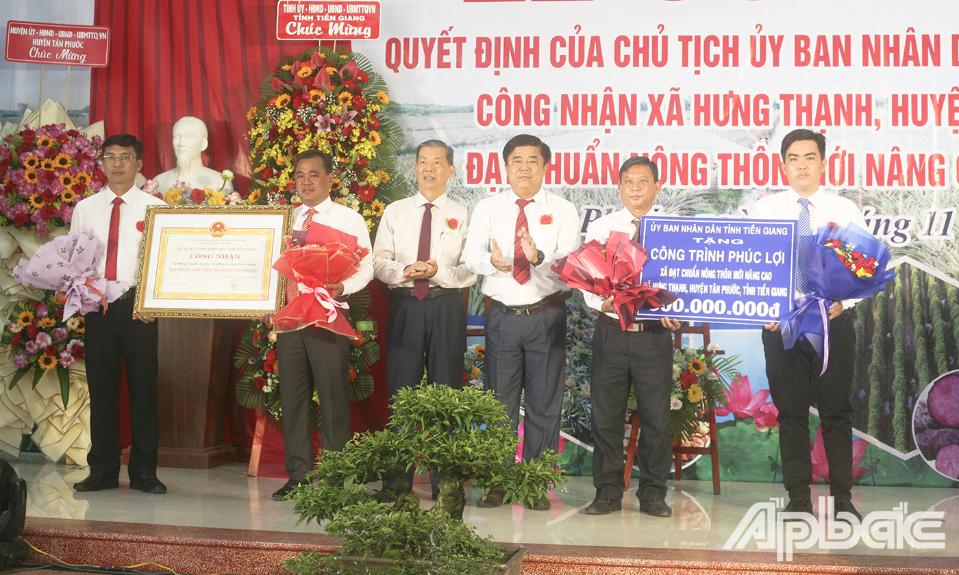 Trao Bằng công nhận xã đạt chuẩn NTM nâng cao và Bảng tượng trưng tặng công trình phúc lợi cho xã..