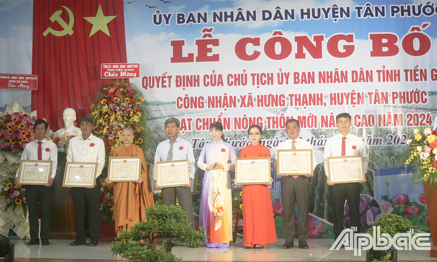 Giam doc So Noi vu trao Bang ken cho các ca nhân co thanh tich xuat sac trong thuc hien, xay dung xa..