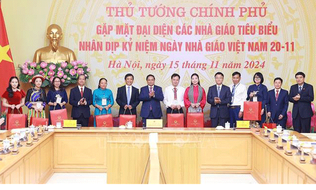 Thủ tướng Phạm Minh Chính tặng quà chúc mừng các nhà giáo tiêu biểu. Ảnh: Dương Giang/TTXVN