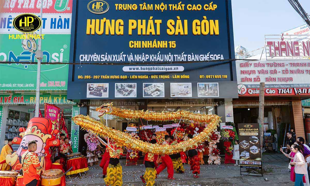 Không khí khai trương showroom cực kỳ náo nhiệt.