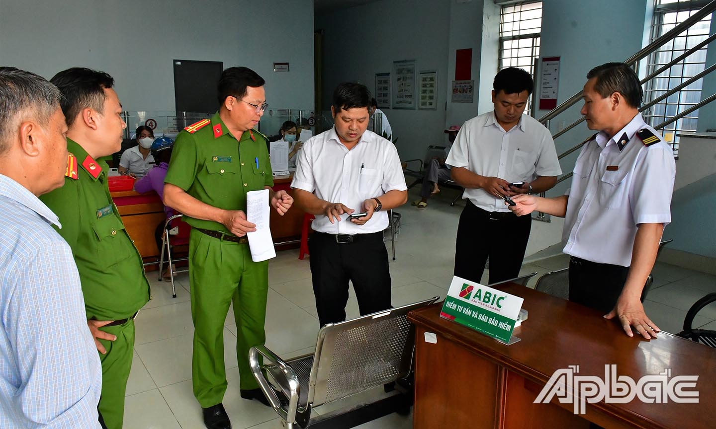 2. Kiểm tra thực tế tại Phòng giao dịch Bến Tranh. Ảnh Trọng Tín copy