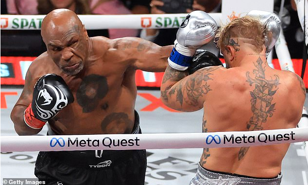 Mike Tyson vs Jake Paul cùng thu về những khoản tiền lớn.