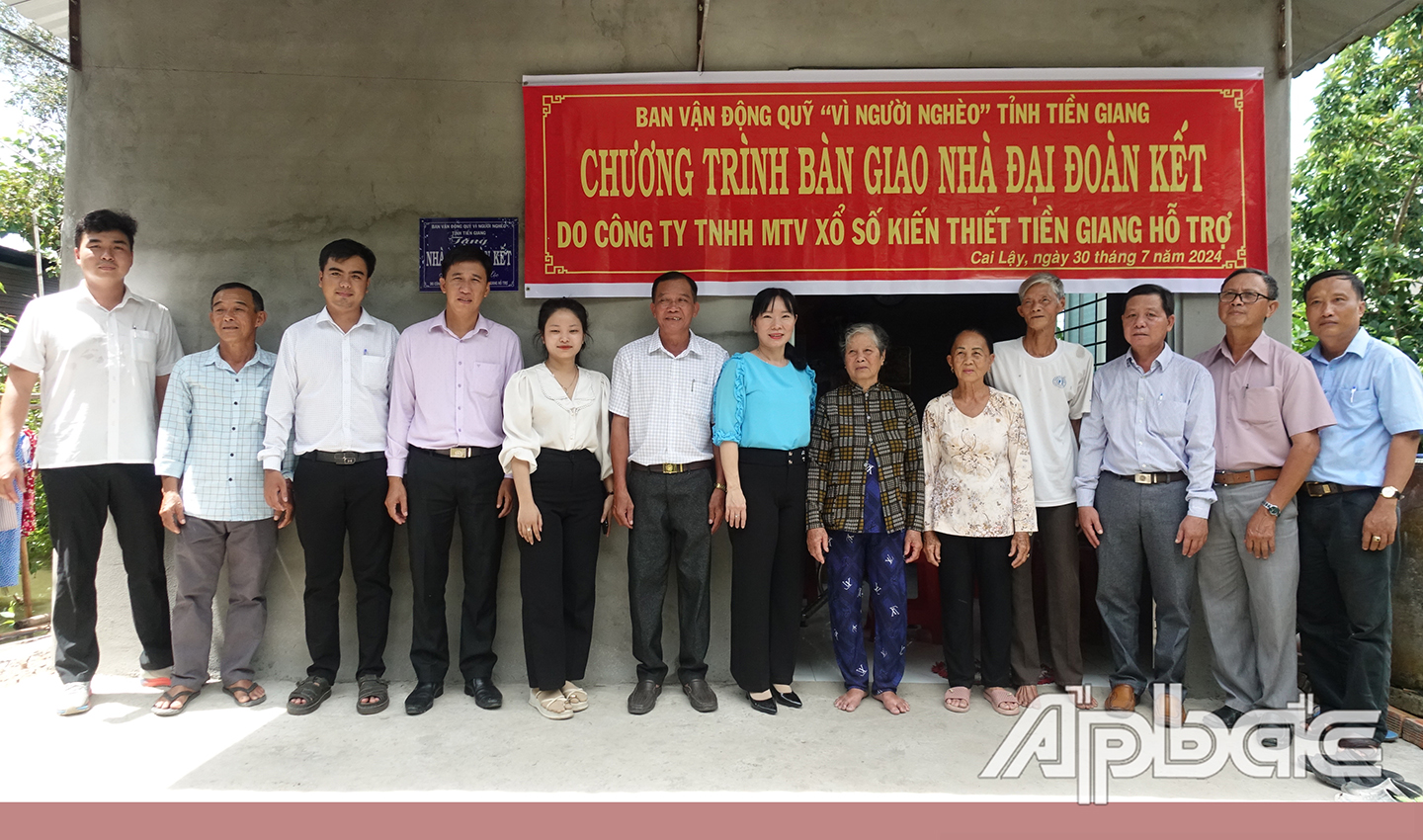 Bàn giao nhà đại đoàn kết cho gia đình bà Nguyễn Thị Tiết Hồng, ngụ ấp 6, xã Thạnh Lộc.