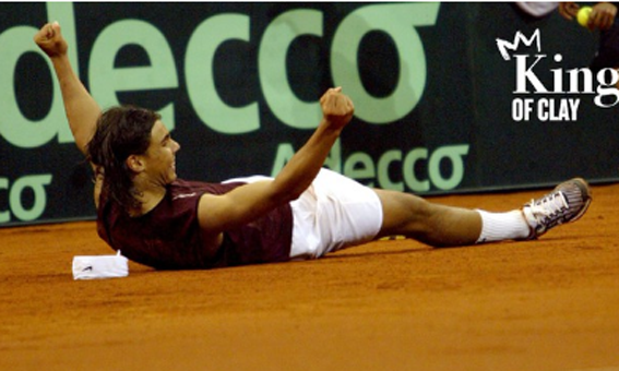 Nadal ăn mừng sau khi thắng ngược Roddick ở chung kết Davis Cup 2004.