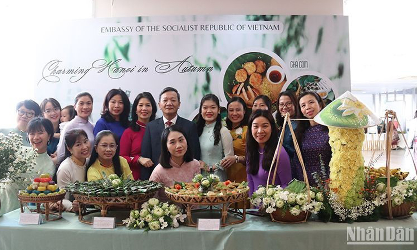 Vietnamese Ambassador to Laos Nguyen Minh Tam poses for a photo with female diplomats and wives of diplomats in Laos.