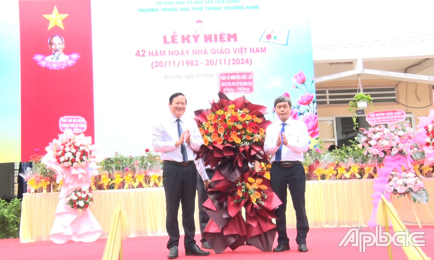 Ông Nguyễn Hữu Lợi, Tỉnh ủy viên, Phó Chủ tịch Hội đồng nhân dân tỉnh Tiền Giang tặng hoa chúc mừng ngày nhà giáo Việt Nam 20.11 tại Trường Trung học phổ thông Trương Định. 