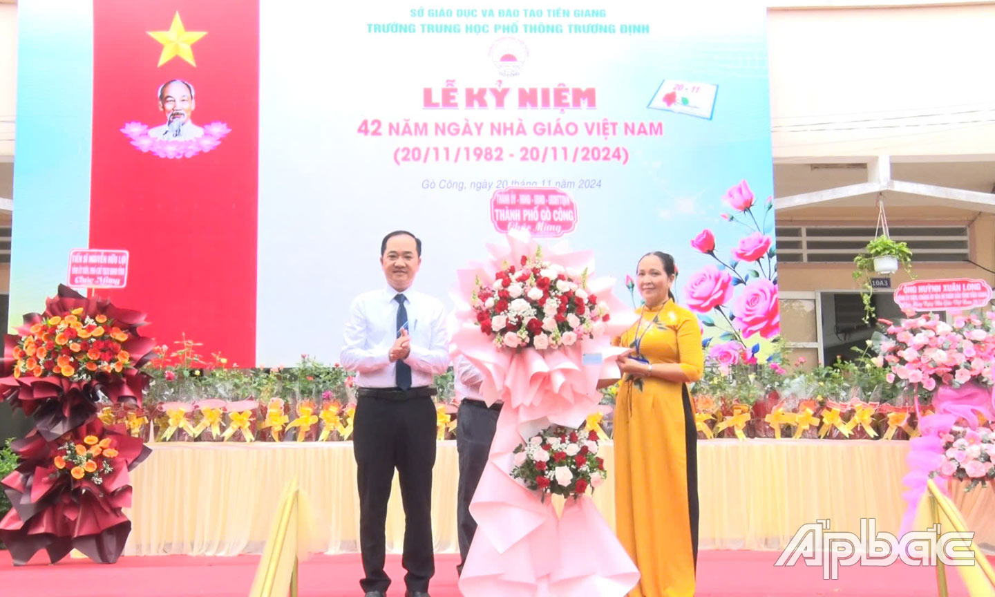 Ông Nguyễn Kiên Cường, Tỉnh ủy viên, Bí thư Thành ủy tặng hoa chúc mừng ngày nhà giáo Việt Nam 20-11 tại Trường Trung học phổ thông Trương Định. 