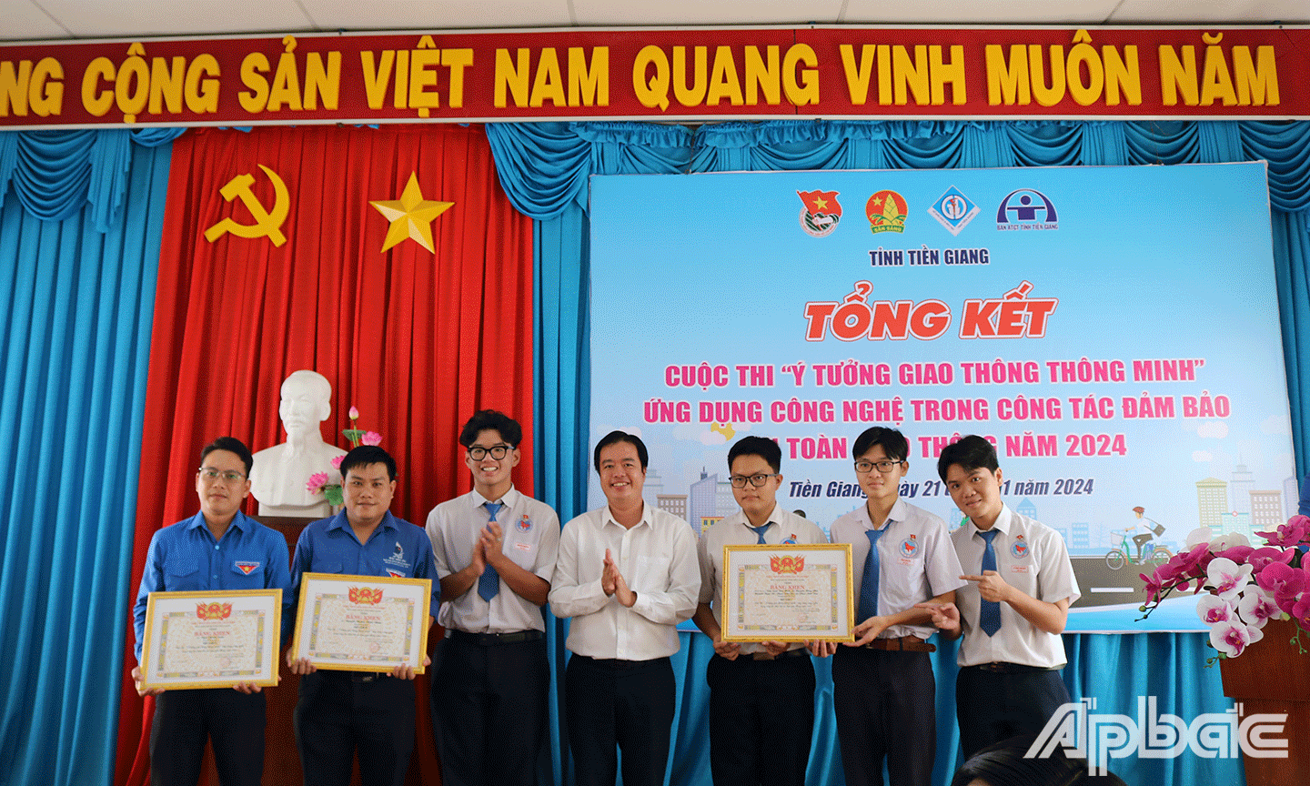 Ban tổ chức trao giải Nhất, Nhì cho cá nhân, nhóm 