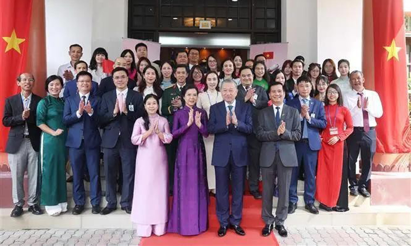 ABO/NDO- General Secretary of the Communist Party of Vietnam Central Committee To Lam, his spouse and a high-ranking Vietnamese delegation visited the Vietnamese Embassy and met with representatives of the Vietnamese community in Malaysia on November 23.