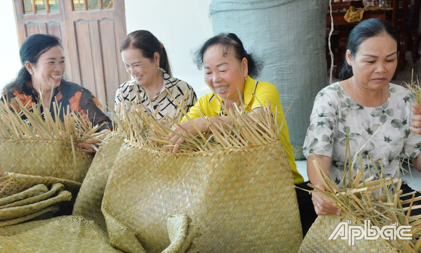 Chị em phụ nữ ở xã Tân Hòa Thành đan bàng buông 