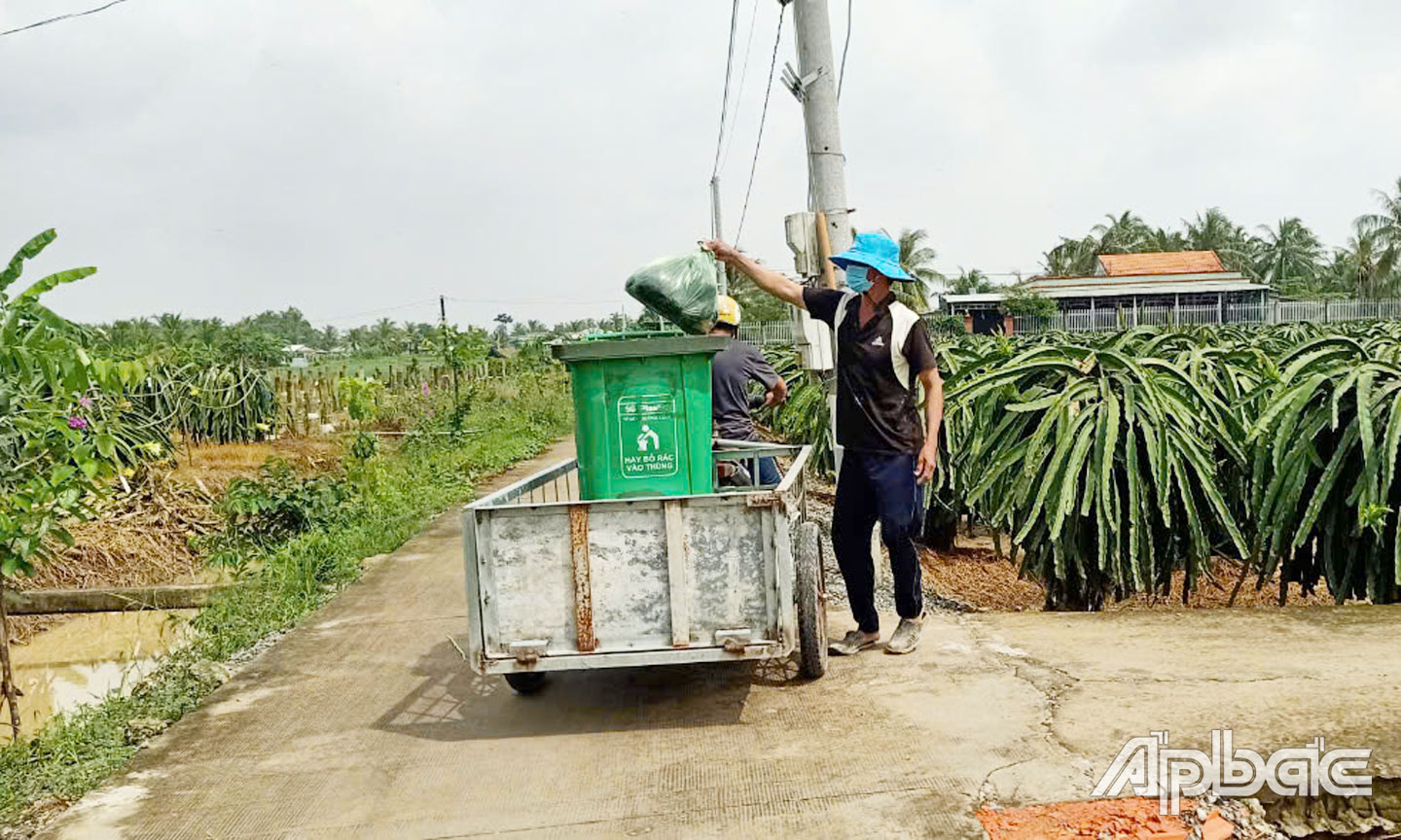 Tổ thu gom rác thải của HTX đảm bảo thu gom toàn bộ khối lượng rác thải sinh hoạt phát sinh, không để tồn đọng gây ô nhiễm môi trường.