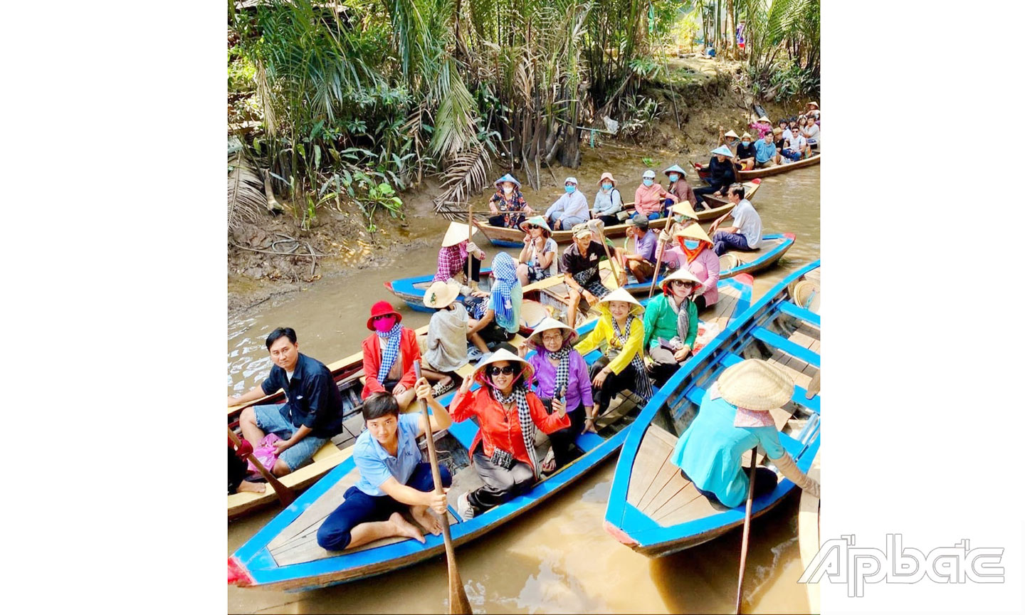 Xã Thới Sơn hiện có 245 người chèo xuồng phục vụ khách du lịch ở 6 bến, điểm du lịch trên địa bàn xã. 