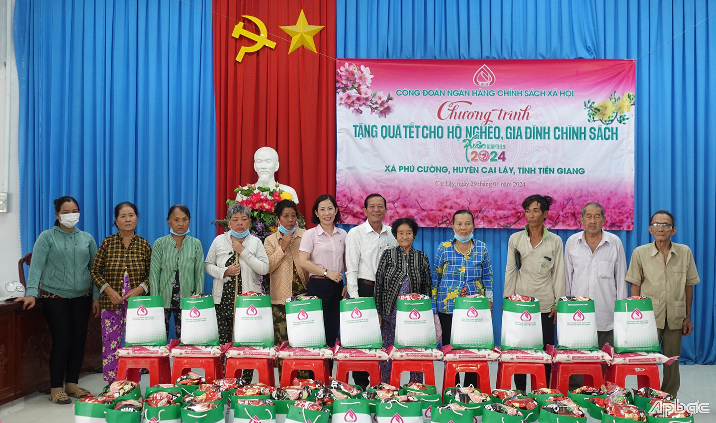 Đồng chí Nguyễn Văn Nhanh, Phó Chủ tịch Ủy ban nhân dân huyện Cai Lậy trao quà cho hộ nghèo, hộ cận nghèo xã Phú Cường nhân dịp Tết Nguyên đán Giáp Thìn 2024