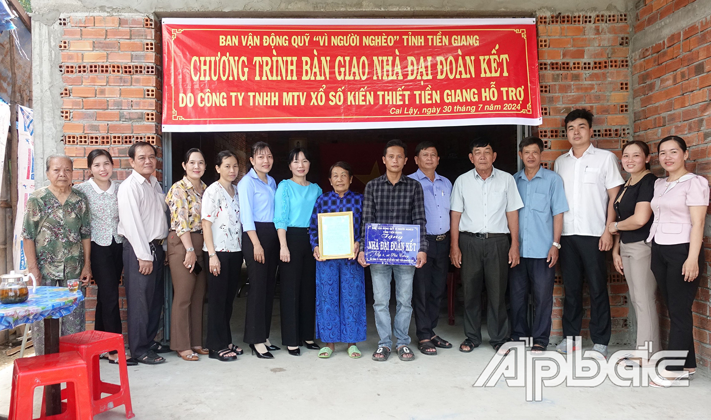 Anh Nguyễn Văn Truyền, ngụ ấp 4, xã Phú Cường hạnh phúc với căn nhà 3 cứng vừa được trao tặng.