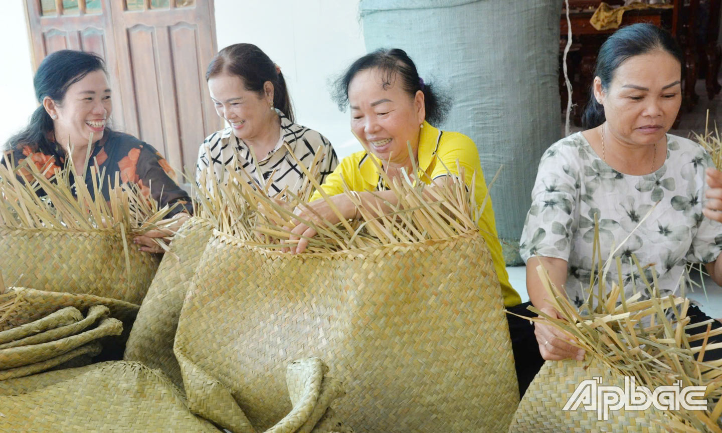 Tổ liên kết phụ nữ đan sản phẩm bàng xã Tân Hòa Thành, huyện Tân Phước  đã tạo việc làm ổn định cho nhiều PN nông thôn.