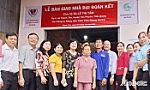 Trao nhà đại đoàn kết cho gia đình bà Lê Thị Tấm